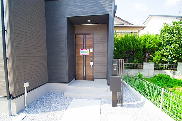 玄関の扉を開けるとそこは家族の待つお家。笑い声が聞こえてきそう。