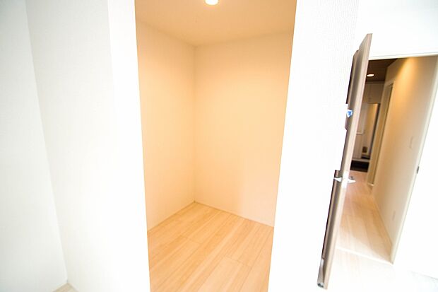 たくさんの洋服をかけてもシワになりにくいウォークインクローゼット。洋服以外にも、普段使わない家電やスーツケース、ストック品など何でも片付く嬉しい空間です。