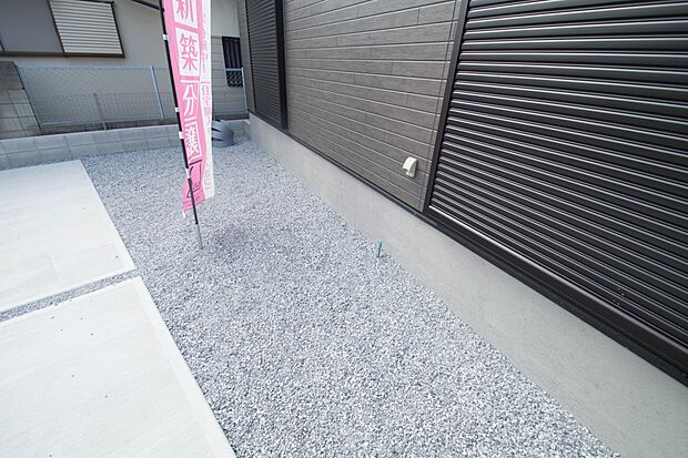 一戸建ての醍醐味は、何といっても庭があること。花や野菜を育てたり、子供と遊んだり、お客様を迎えたり…。大切なペットと過ごす心地良いスペースにもなりますね。