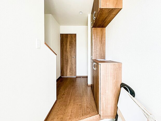 玄関扉を開くと開放感のある空間です。シューズボックスにはお花を飾ってみてはいかがですか。