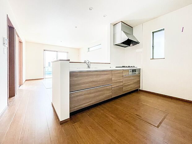 明るい自然光が入る作業スペースを多くとったキッチン採用。夫婦揃ってキッチンに立っても調理がしやすく、家事をしながら会話も弾みます。食器類もすっきりと片付く収納力。