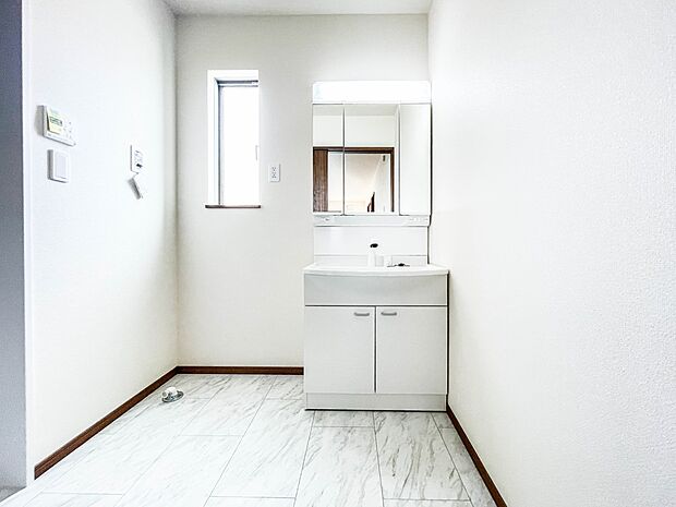 十分な大きさの洗面台は、身だしなみチェックや歯磨きなど、朝の慌ただしい時間でもホテルライクなスペースで余裕とゆとりを感じて頂けます。