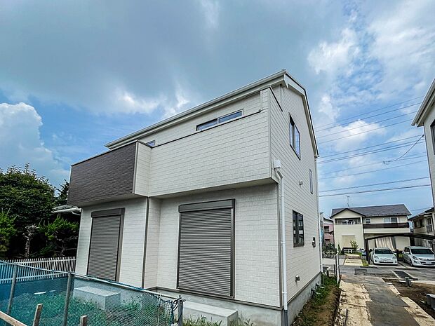 前面道路は6ｍあり広いので駐車も楽ちん。