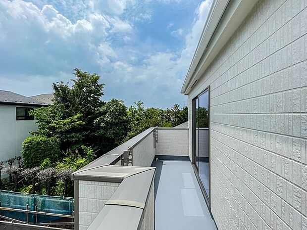 南バルコニーから差し込む陽光・通風は、住環境・快適性と共に有り続ける貴重な「財産」です。この新築戸建に住まう事で手に入れるものは、きっと日常にとっても貴重な存在となるはずです。