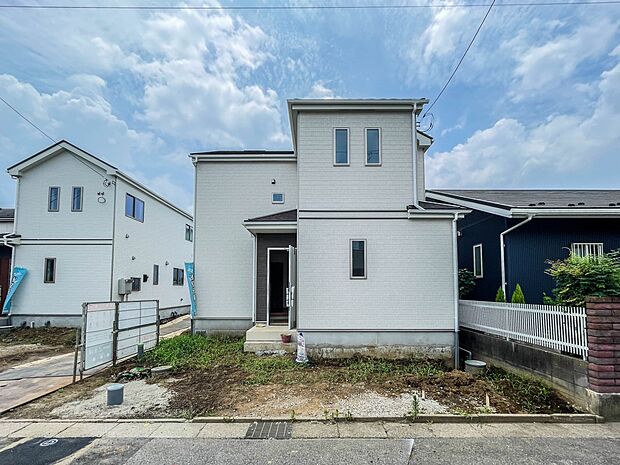 カースペース2台可。新築戸建てを購入する際、庭付きや駐車場2台付きは大変魅力的に映ります。駐車スペースが2台分あれば、夫婦それぞれ車をもっている場合や、親戚や友人などが車で来る際も安心です。