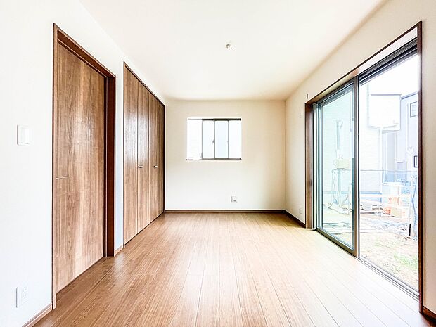 リビングのお隣の洋室は、ホームパーティーの時に開放して楽しい空間作りが出来ます。