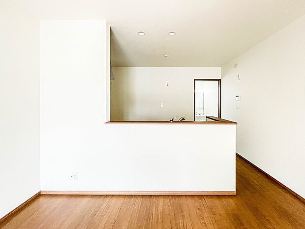 キッチンカウンターがあると配膳が楽なことがメリットの一つ。後片付けをするときも、ダイニングテーブルからあまり動かずに流し台へ運ぶことができるので便利です♪