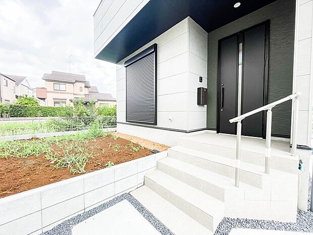 上質感漂う玄関へのアプローチ。居住者の帰り、訪れる方を優しく迎える・安らぎに満ちた生活空間を予感させる。健やかな暮らしを楽しめそう。