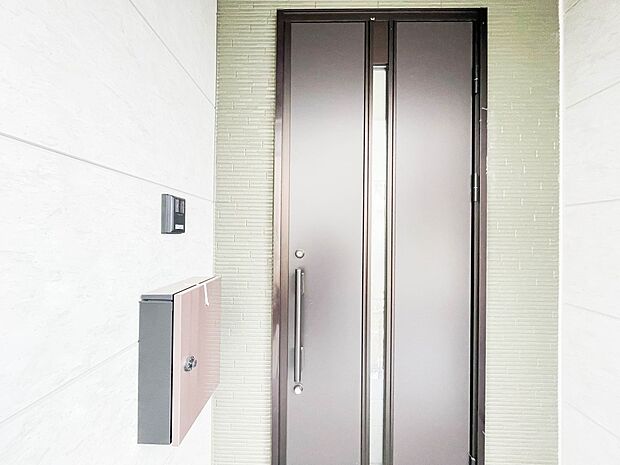 玄関の扉を開けると家族の待つお家。幸せを感じる瞬間です。