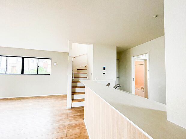 階を移動する際にリビングを通る、リビングイン階段。自然なかたちで家族が集まるため、お子様の個室が2階にある場合でも、毎日の挨拶や会話が増えやすくなります。