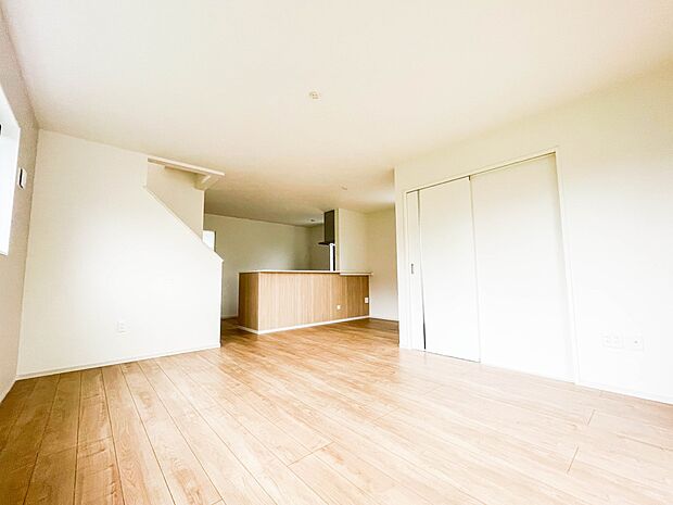 LDKは18帖と広々大広間。お友達をよんでパーティーもできちゃう広さが嬉しいですね。