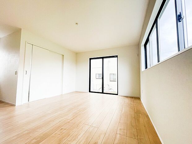 整然とした空間演出、快適な理想の暮らしの実現は家のみの拘りではなく、そこで暮らす方々にとって素敵な環境であることも挙げられると思います。四季折々の変化が奏でる鼓動を楽しんで下さい。