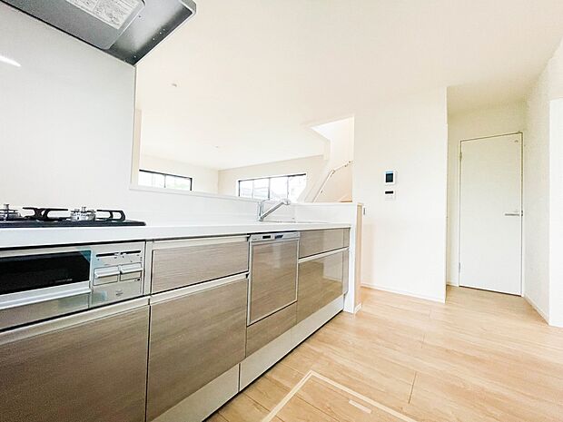 三口コンロで料理の幅を拡げてくれる使いやすいシステムキッチンを採用。洗い場も大きいので野菜や食器を洗ったりする際にも捗り、奥様の強い味方となってくれるはずです。