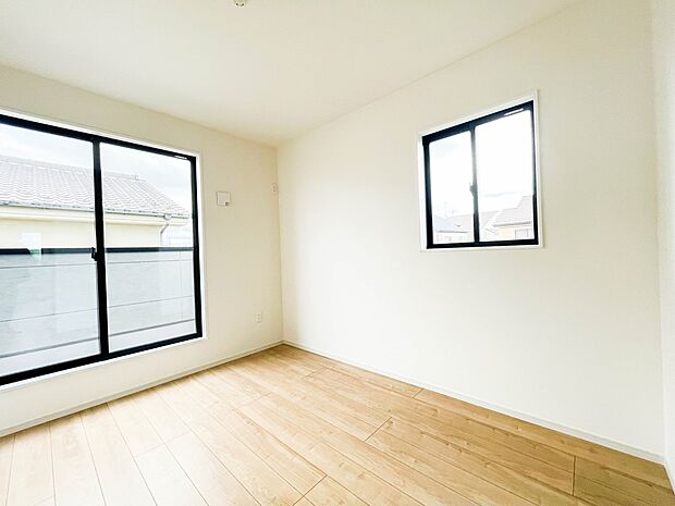 バルコニーに直接出入りできるお部屋です。ちょっと外の空気を吸いたい時や、ベランダでミニガーデニングなども楽しめそうです。