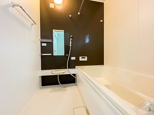 清潔を基調とした浴室は家族と一緒にお風呂に入れる広さです。楽しく癒しの一時を・・。