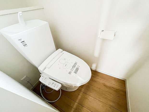 快適な生活を送るための必須アイテムとなった洗浄機能付トイレ。おしり洗浄、ビデ洗浄、暖房便座の3つの機能を標準装備しています。