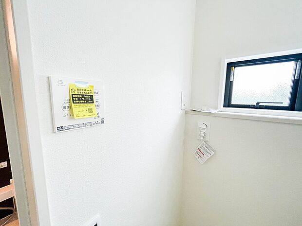 浴室暖房乾燥機。雨の日の部屋干しは乾きにくく、生乾きの臭いが気になります。浴室暖房乾燥機があればそんな心配はいりません。換気や暖房機能もあるのでカビの発生や寒い日のヒートショックも防ぎます。