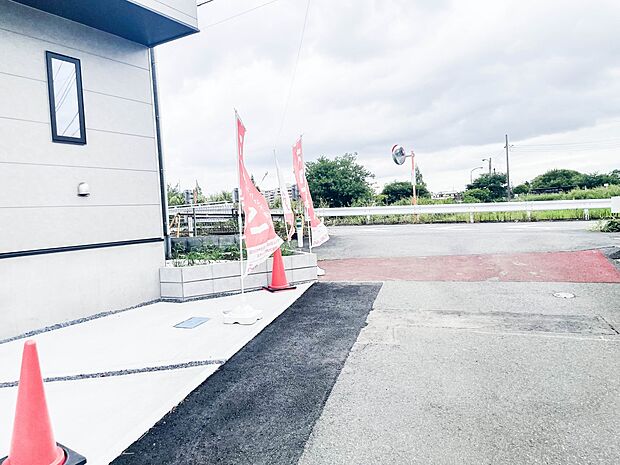 角地で開放感あふれます。陽当たり、風通しがとてもよく、心地よい生活を実現します。