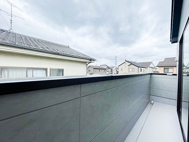 南バルコニーから差し込む陽光・通風は、住環境・快適性と共に有り続ける貴重な「財産」です。この新築戸建に住まう事で手に入れるものは、きっと日常にとっても貴重な存在となるはずです。