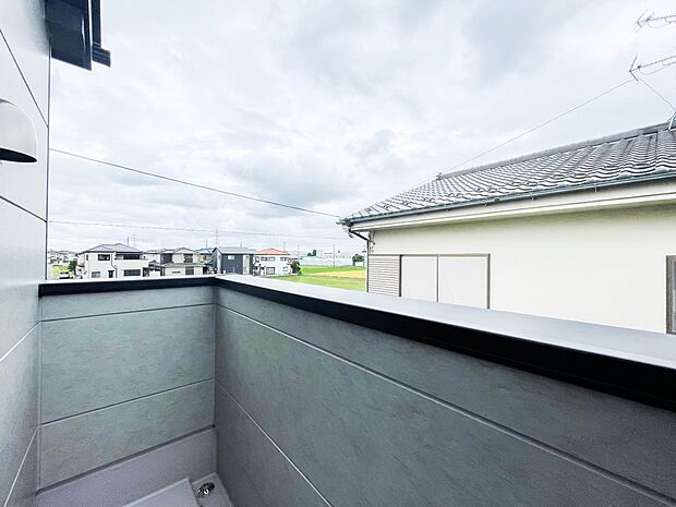 青い空が近くに感じるバルコニーは、爽やかな風をお部屋へ運んでくれます。