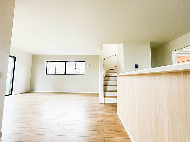 リビングにテーブルを置いて、寛げるソファーを置いても余裕の広さがあります。