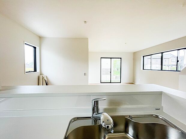 キッチン吊戸棚を無くす事によって、コミュニケーションを重視した設計に致しました。区画によって変わる一体感を、実際にご覧になって頂けましたらと思います。