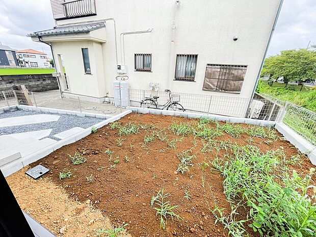 自宅に土いじりが出来るスペースって本当にいいですよね。季節のお花を植えてみては如何ですか。