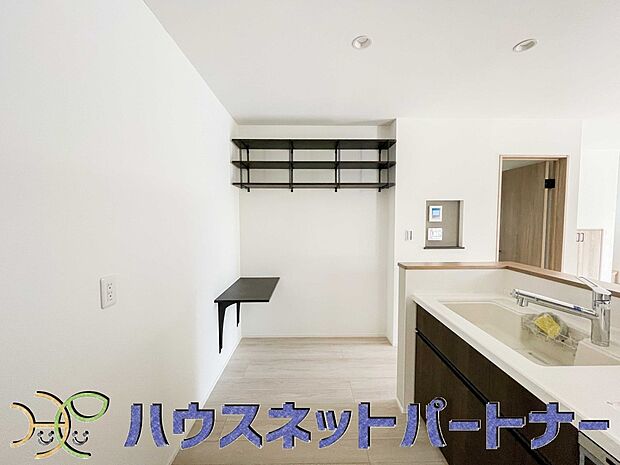 キッチンの吊り戸棚は貴重な収納スペース。目の前の棚からさっと調理器具を出せるのはとても便利です。また、見た目以上に大容量ですので上手に使いこなすと収納力が格段にアップします。