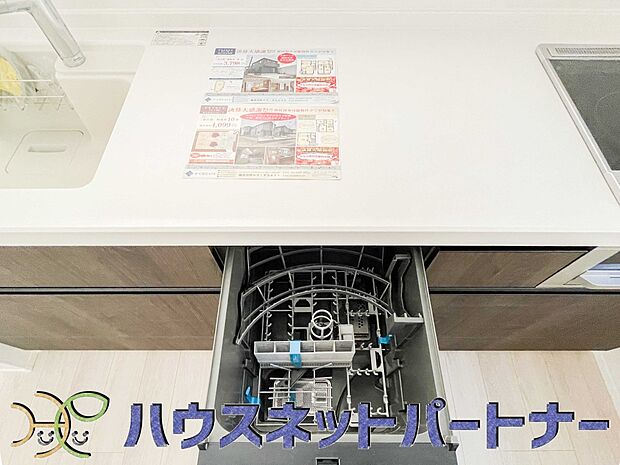 ビルトイン食器洗乾燥機完備。家事のお手伝いをしてくれる奥様の味方です。食器を洗っている間にお掃除など、様々なシーンで家事の時短に役立つ食洗機。省スペースのビルトインタイプを採用致しました。