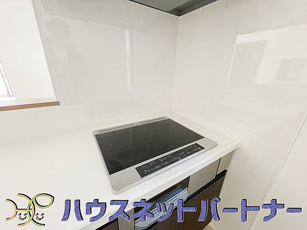 ＩＨクッキングヒーター。火をつかわないので高齢者やお子様のいるご家庭におすすめです。フラットな調理面の後片付けはさっと拭くだけでOK。お手入れが簡単な上、すっきりとした見た目もおしゃれです。