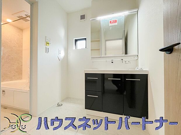 大きく見やすい三面鏡で清潔感ある洗面台は、身だしなみチェックや肌のお手入れに最適です。何かと物が増える場所だからこそ、スッキリと見映えの良い空間に拵えました。