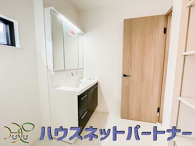 明るい清潔感のある洗面所は、鏡も大きくシンクが広々。朝の支度も楽にこなせます。