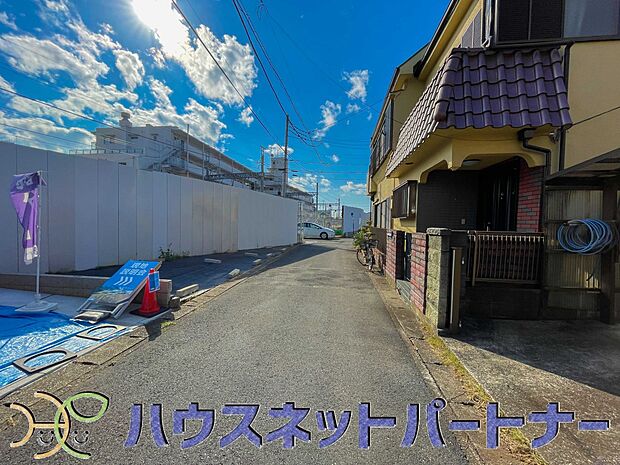 前面道路の日当たりの良い明るいお家。