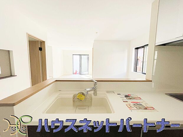 カウンターキッチンなら、リビングで遊ぶ子供の様子を見ながら料理ができるので安心です。料理を運んでもらったり、子供にお手伝いしてもらいやすいのもいいですね♪