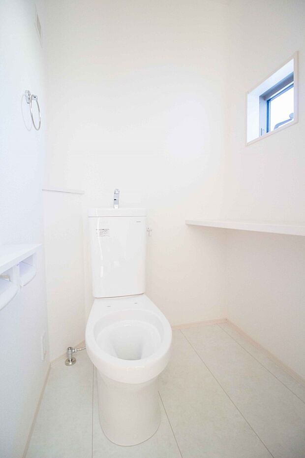 小窓を設置する事により明るく、通気性の良いトイレとなっております。中はゆとりのある大きさを確保しておりますので、ゆったりとお使い頂けます。