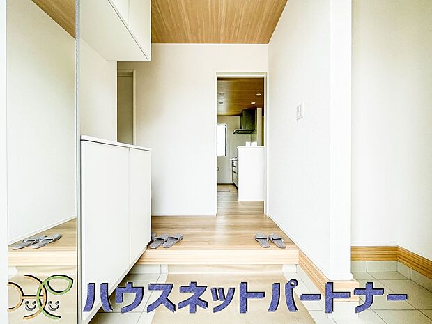 背の高いシューズボックスは、スタンドミラーにもなって全身のコーディネートチェックが可能。朝の身だしなみチェックに最適です。