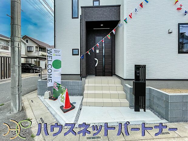 玄関前に季節のお花を置いて可愛く演出してみてはいかがですか。楽しいお家造りが待っています。