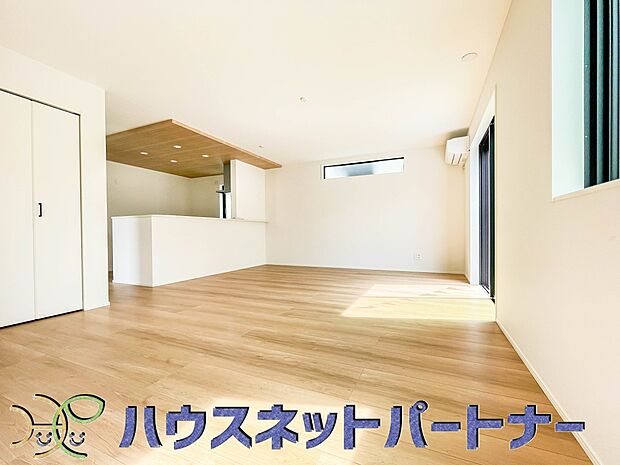 17帖のLDKは広々。光彩豊かでリラックスした空気がお部屋全体に広がります。