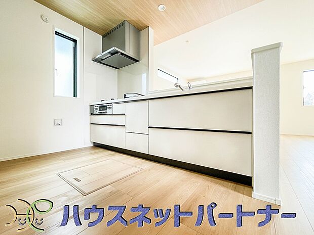 明るい自然光が入る作業スペースを多くとったキッチン採用。夫婦揃ってキッチンに立っても調理がしやすく、家事をしながら会話も弾みます。食器類もすっきりと片付く収納力。