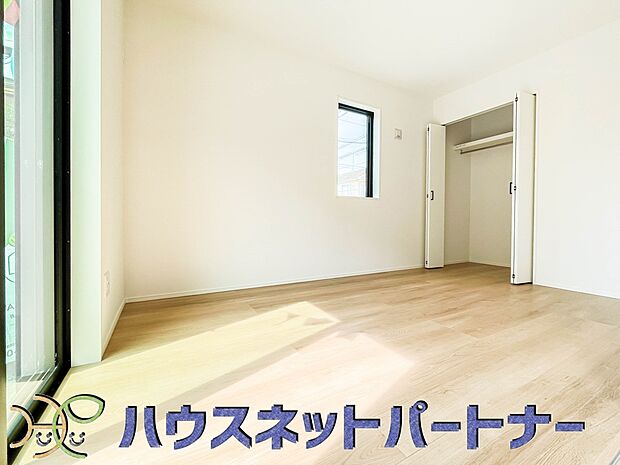 独立性を高めたお部屋。たっぷりの収納も配備しており、片付いた空間を現実出来そう。陽光も降り注ぐ明るく開放的な空間が魅力的。