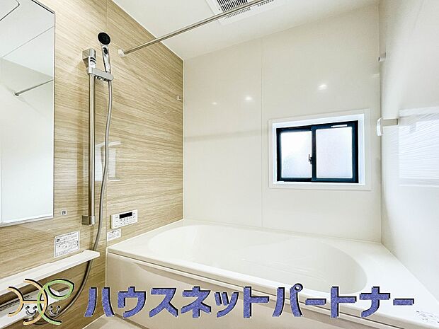 高級感漂う清潔感のある浴室は、窓からは光が入り心地よいバスタイムを演出してくれます。浴室乾燥機付きなので長雨の時期には大助かり。