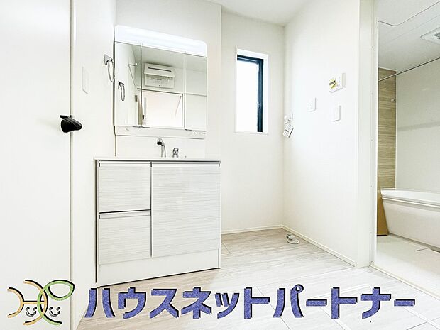 美しく洗練された空間に演出しました。顔を洗って一日が始まり、歯を磨いて一日が終わる。洗面化粧台にそんな思いを込めて造り込みました。