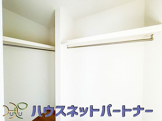 たくさんの洋服をかけてもシワになりにくいウォークインクローゼット。