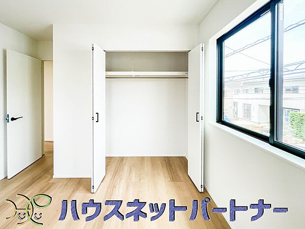 お子様のおもちゃなど様々な物を収納して頂各所に配置された収納スペースは、洋服や小物はもちろんのこと、掃除機や日用予備品など収納しておける便利なスペースです。 