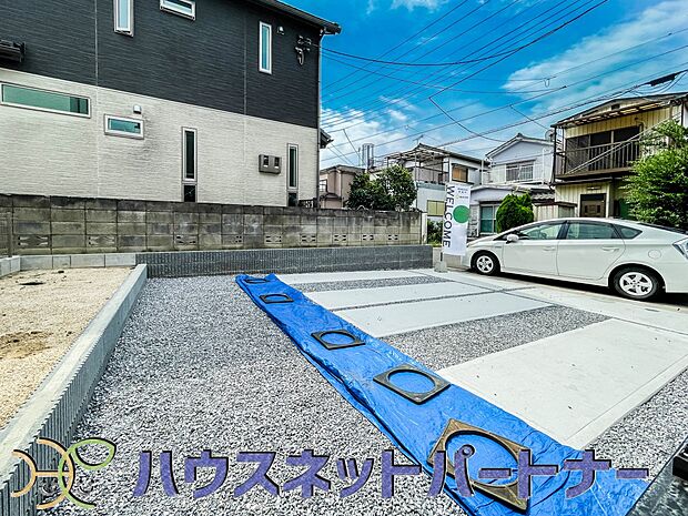 前面道路でお車を駐車するのも楽々。