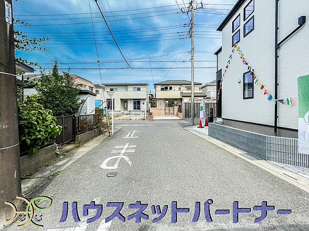 前面道路は6ｍあり広いので駐車も楽ちん。