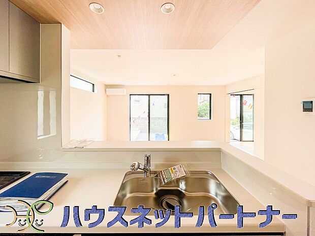 カウンターキッチンなら、リビングで遊ぶ子供の様子を見ながら料理ができるので安心です。料理を運んでもらったり、子供にお手伝いしてもらいやすいのもいいですね♪