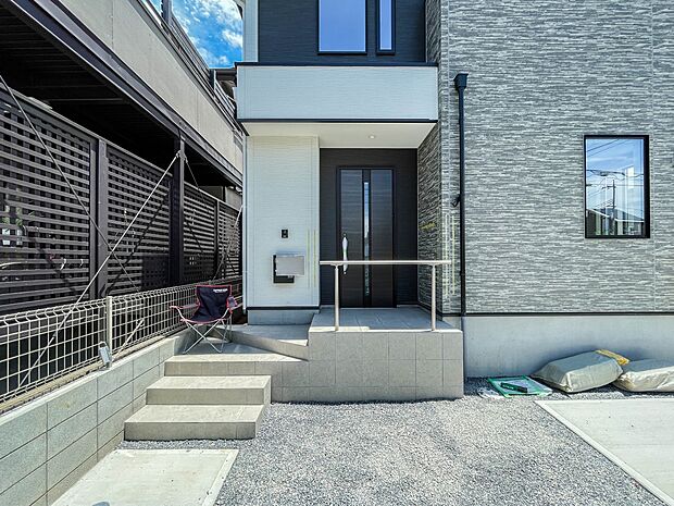 広々な玄関は、ご家族やお友達を迎え入れてくれるスタイリッシュな造りです。