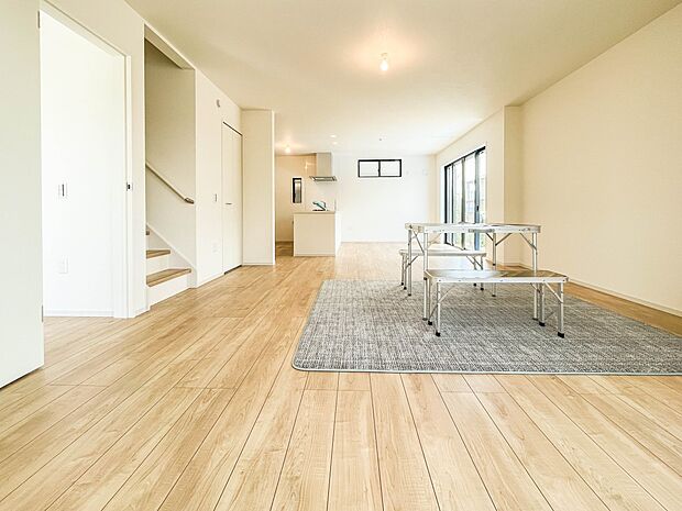 リビングは、食事スペースと寛げる場所設けてもまだ余裕の広さ。明るい光が照らしてくれます。