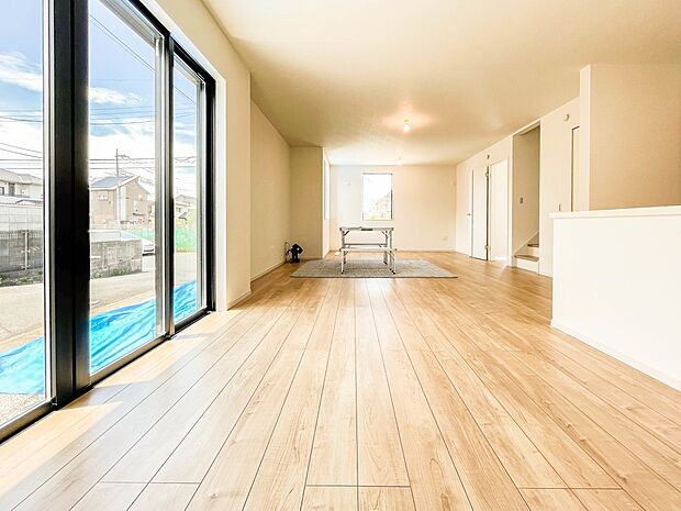 通風・採光に優れ、心地よい光と風が溢れています。 贅沢で豊かな居住性と、プライドを満たすクオリティが見事に調和した住空間。新築ならではの快適なひとときをご体感頂ける筈です。